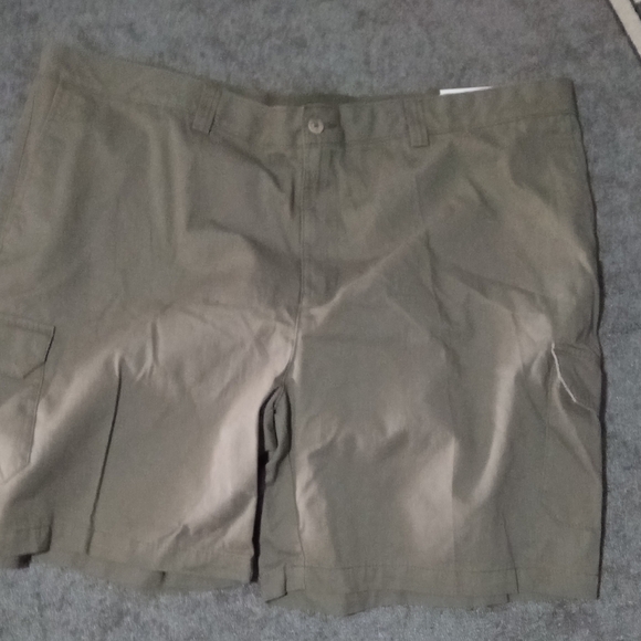 Continuous comfort green cargo shorts. NWT, size 50. - Picture 1 of 4